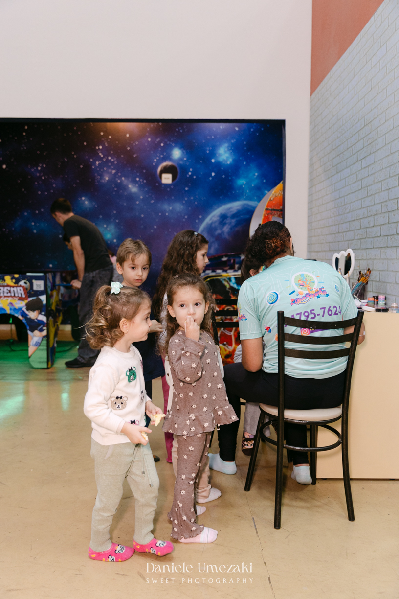 Fotografia de aniversário infantil no Buffet Vira Sapeka em Mogi das Cruzes. O José comemorou seu primeiro aninho com uma linda festa Toy Story, decoração da Jaque Decor e momentos cheios de amor registrados por Dani Umezaki.