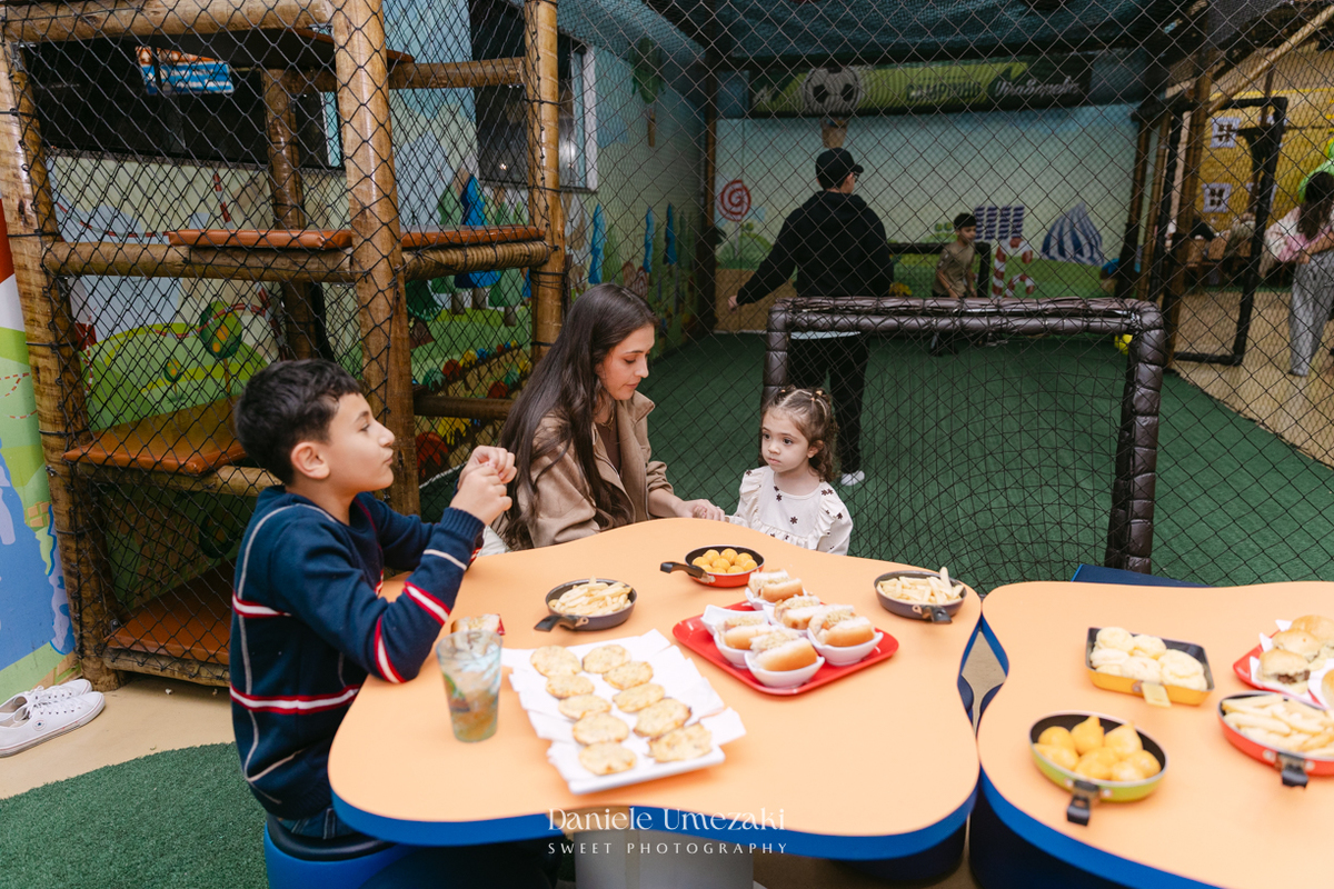 Fotografia de aniversário infantil no Buffet Vira Sapeka em Mogi das Cruzes. O José comemorou seu primeiro aninho com uma linda festa Toy Story, decoração da Jaque Decor e momentos cheios de amor registrados por Dani Umezaki.