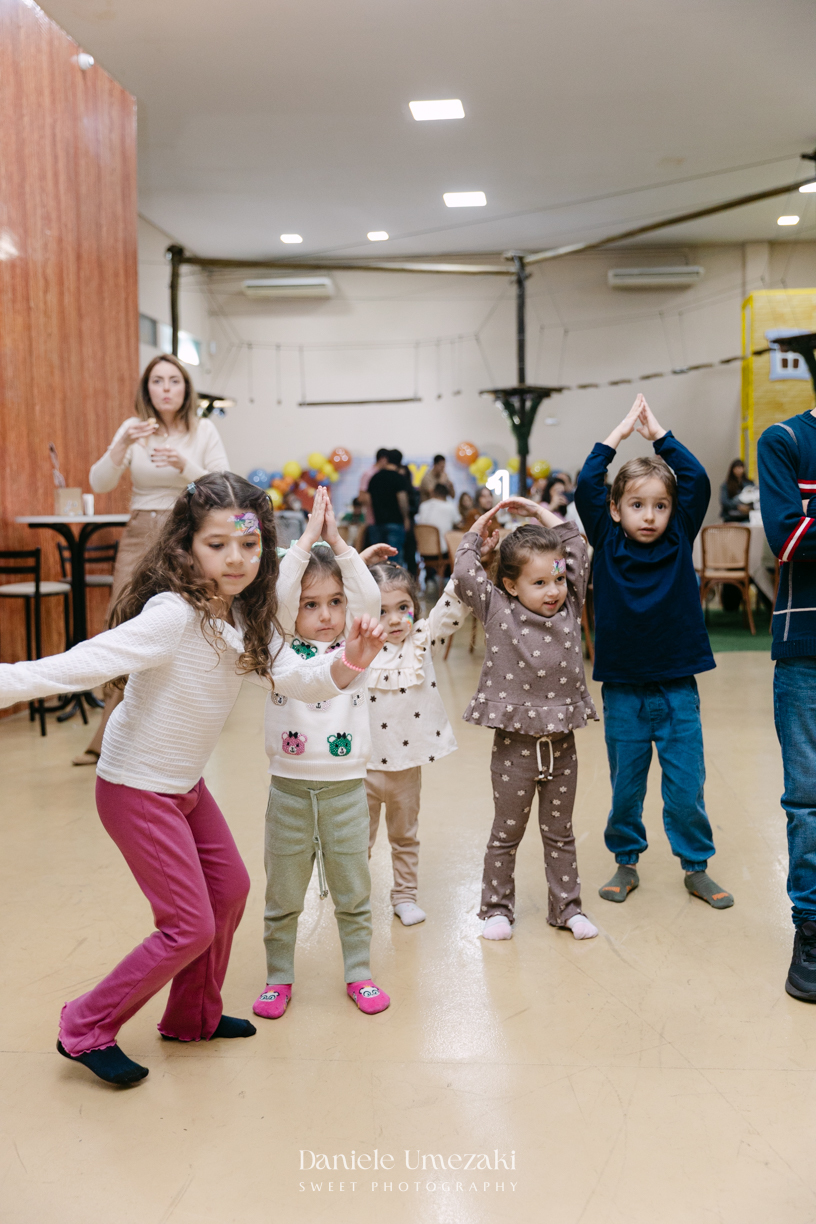 Fotografia de aniversário infantil no Buffet Vira Sapeka em Mogi das Cruzes. O José comemorou seu primeiro aninho com uma linda festa Toy Story, decoração da Jaque Decor e momentos cheios de amor registrados por Dani Umezaki.