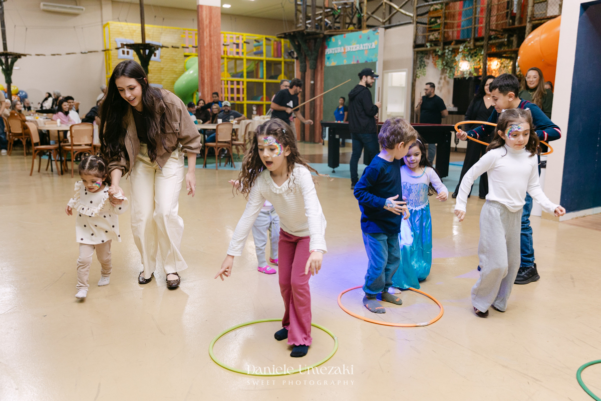 Fotografia de aniversário infantil no Buffet Vira Sapeka em Mogi das Cruzes. O José comemorou seu primeiro aninho com uma linda festa Toy Story, decoração da Jaque Decor e momentos cheios de amor registrados por Dani Umezaki.