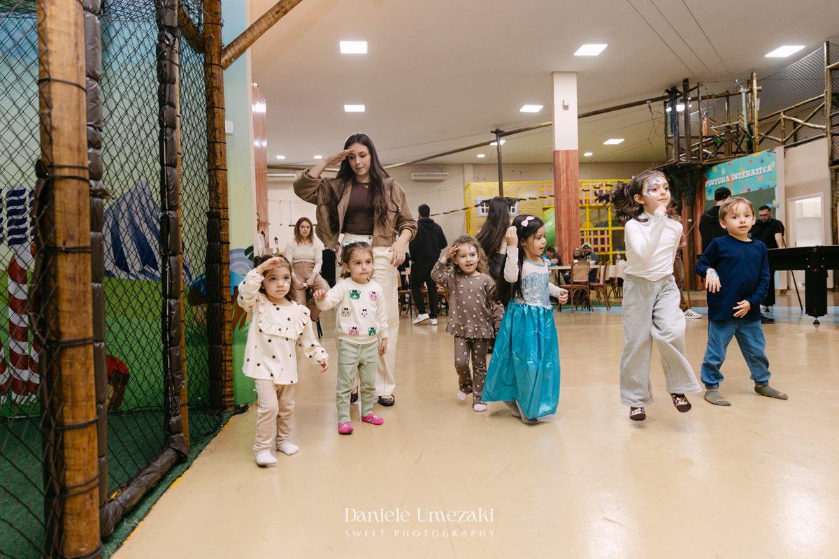 Fotografia de aniversário infantil no Buffet Vira Sapeka em Mogi das Cruzes. O José comemorou seu primeiro aninho com uma linda festa Toy Story, decoração da Jaque Decor e momentos cheios de amor registrados por Dani Umezaki.