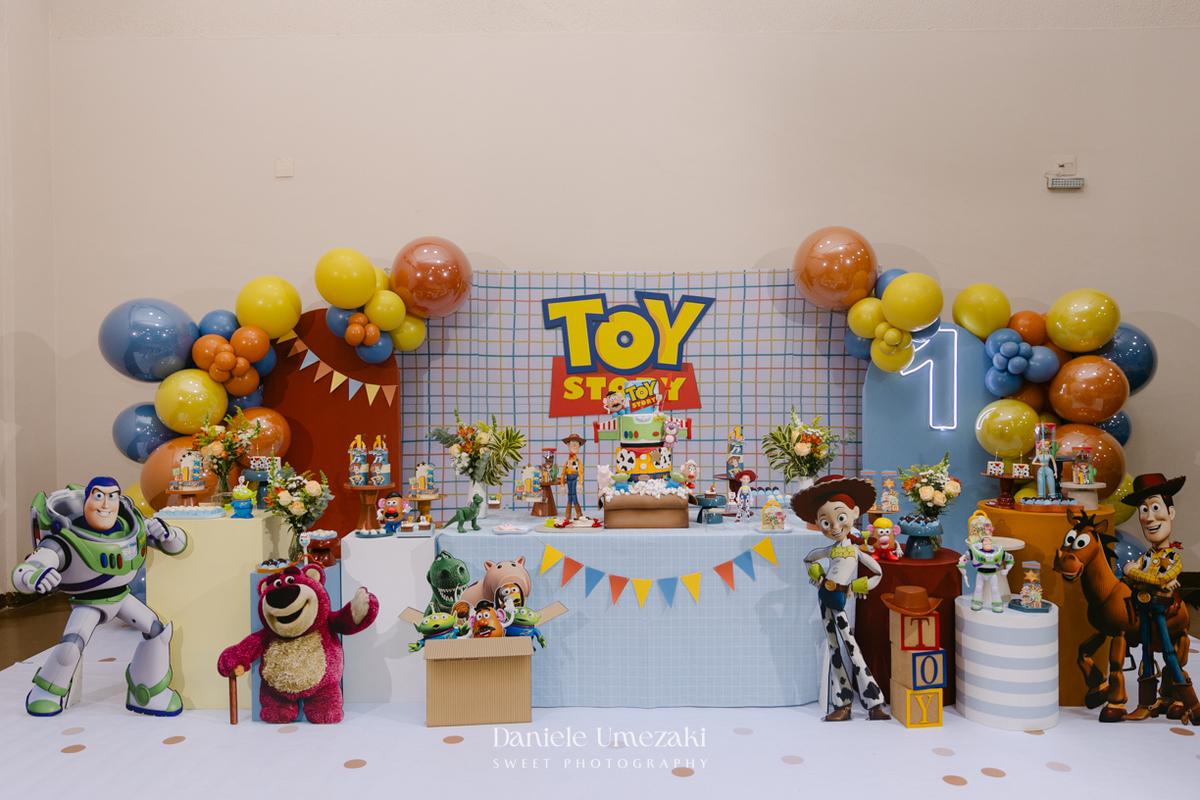 Fotografia de aniversário infantil no Buffet Vira Sapeka em Mogi das Cruzes. O José comemorou seu primeiro aninho com uma linda festa Toy Story, decoração da Jaque Decor e momentos cheios de amor registrados por Dani Umezaki.
