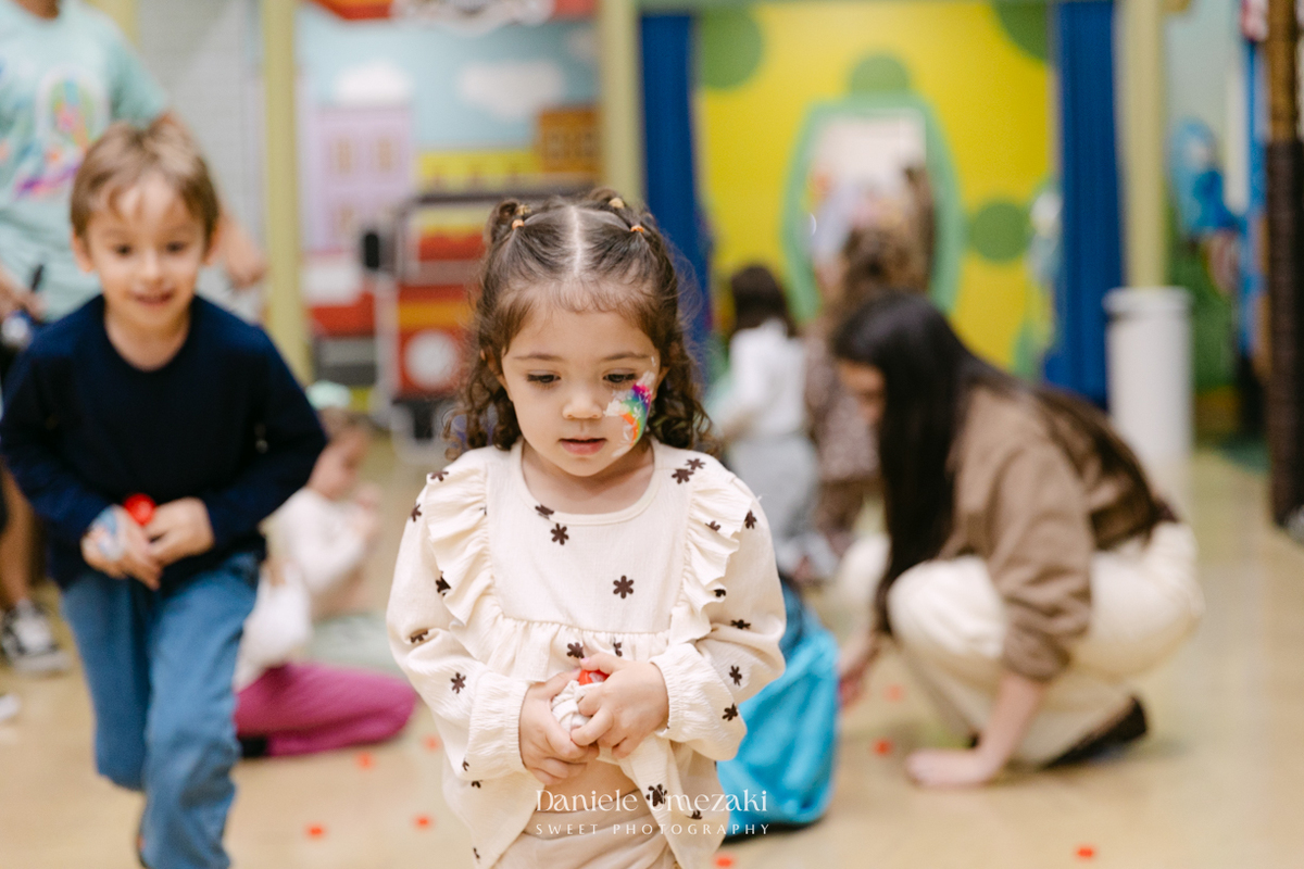 Fotografia de aniversário infantil no Buffet Vira Sapeka em Mogi das Cruzes. O José comemorou seu primeiro aninho com uma linda festa Toy Story, decoração da Jaque Decor e momentos cheios de amor registrados por Dani Umezaki.
