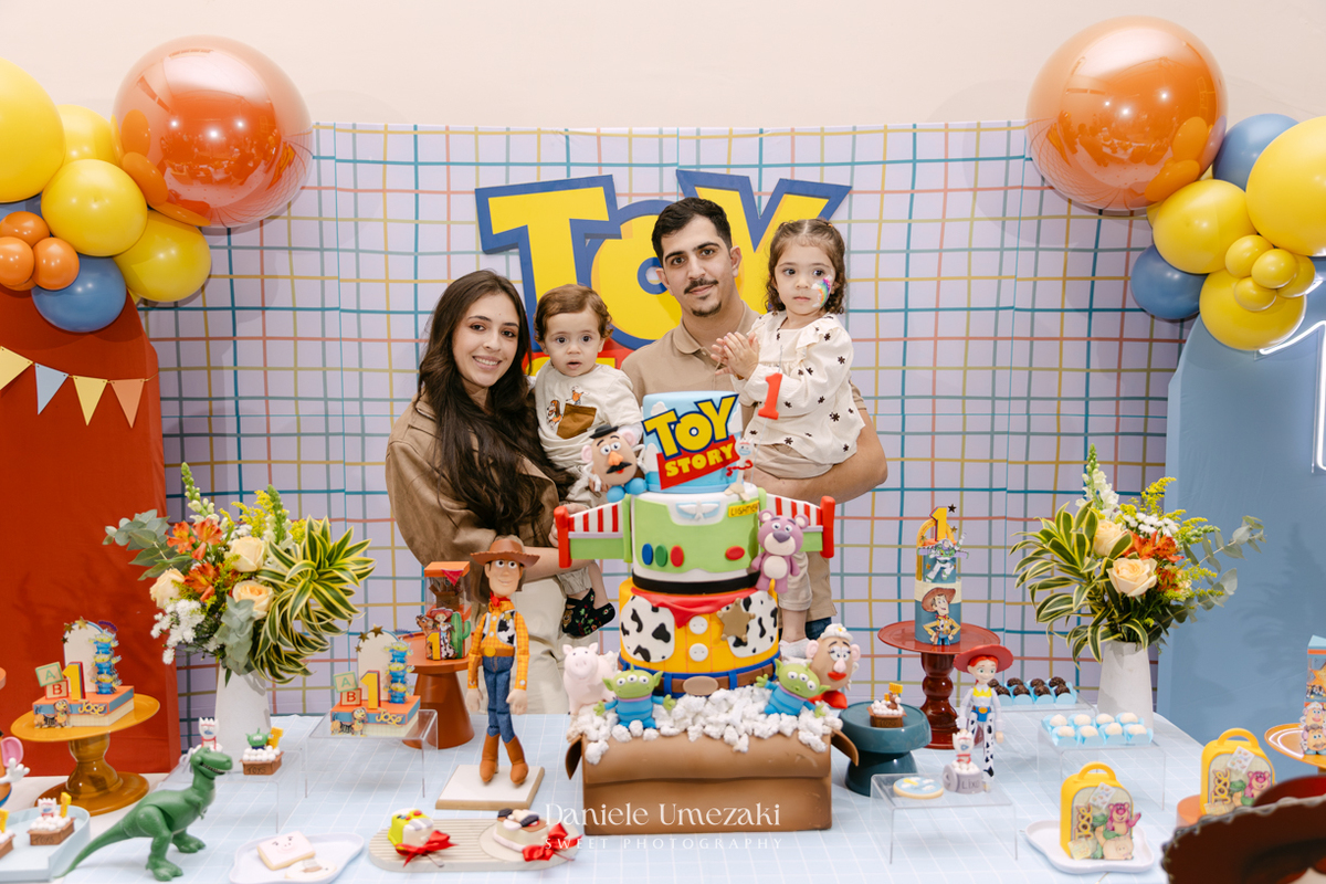 Fotografia de aniversário infantil no Buffet Vira Sapeka em Mogi das Cruzes. O José comemorou seu primeiro aninho com uma linda festa Toy Story, decoração da Jaque Decor e momentos cheios de amor registrados por Dani Umezaki.