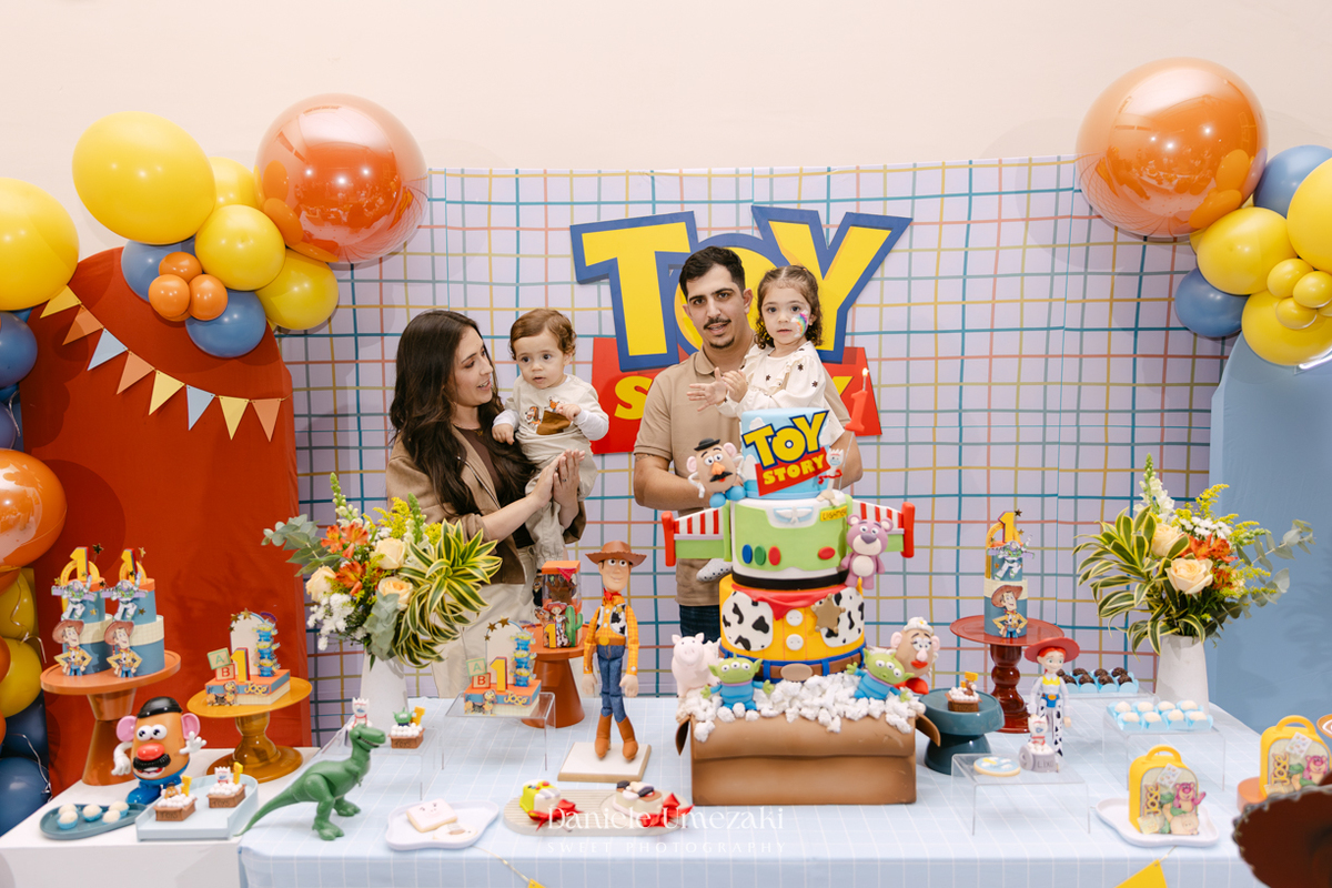 Fotografia de aniversário infantil no Buffet Vira Sapeka em Mogi das Cruzes. O José comemorou seu primeiro aninho com uma linda festa Toy Story, decoração da Jaque Decor e momentos cheios de amor registrados por Dani Umezaki.
