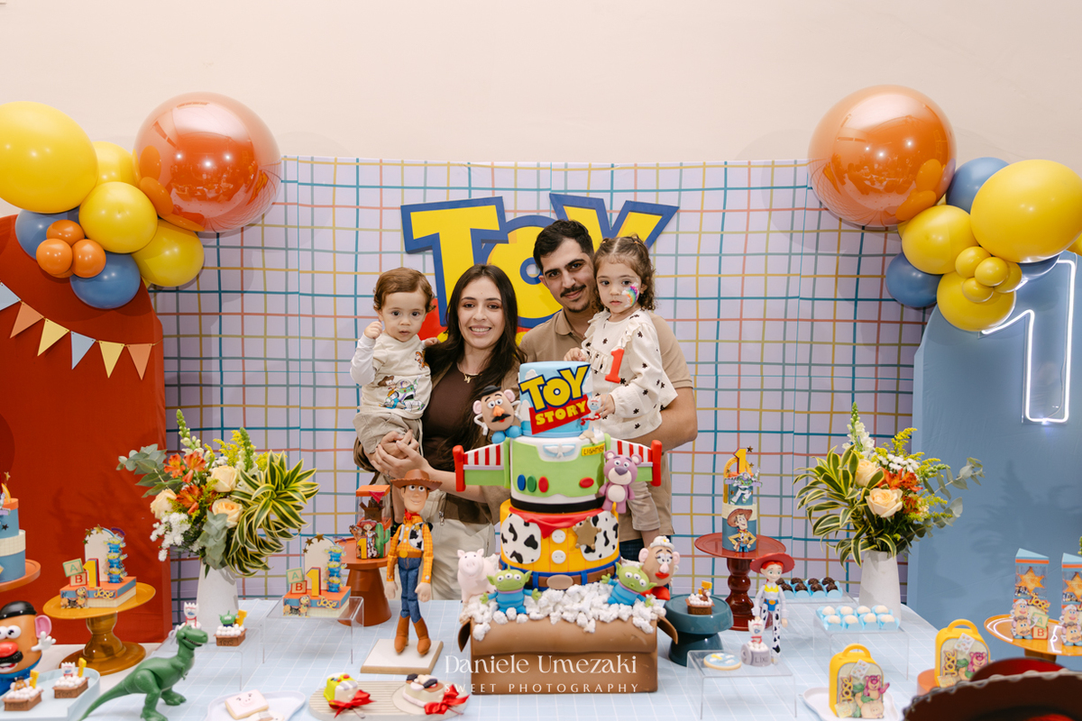 Fotografia de aniversário infantil no Buffet Vira Sapeka em Mogi das Cruzes. O José comemorou seu primeiro aninho com uma linda festa Toy Story, decoração da Jaque Decor e momentos cheios de amor registrados por Dani Umezaki.
