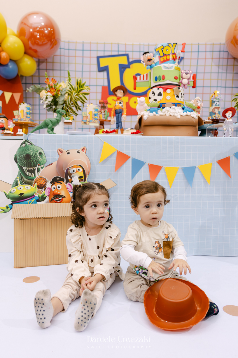 Fotografia de aniversário infantil no Buffet Vira Sapeka em Mogi das Cruzes. O José comemorou seu primeiro aninho com uma linda festa Toy Story, decoração da Jaque Decor e momentos cheios de amor registrados por Dani Umezaki.