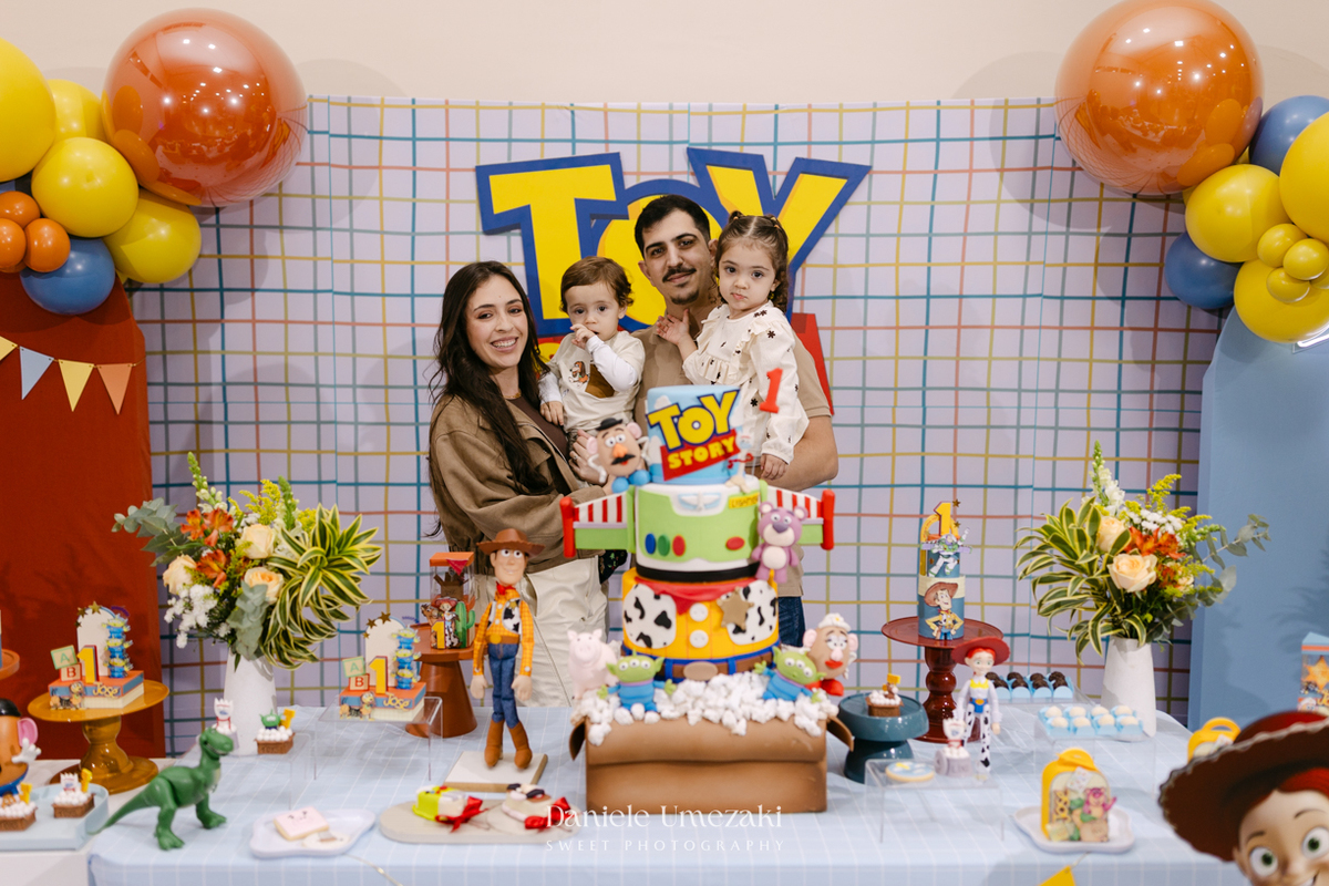 Fotografia de aniversário infantil no Buffet Vira Sapeka em Mogi das Cruzes. O José comemorou seu primeiro aninho com uma linda festa Toy Story, decoração da Jaque Decor e momentos cheios de amor registrados por Dani Umezaki.
