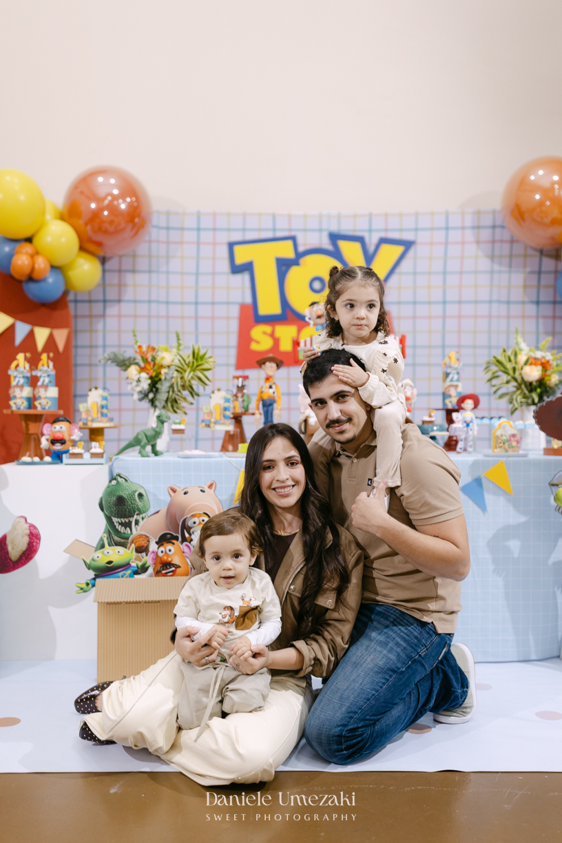 Fotografia de aniversário infantil no Buffet Vira Sapeka em Mogi das Cruzes. O José comemorou seu primeiro aninho com uma linda festa Toy Story, decoração da Jaque Decor e momentos cheios de amor registrados por Dani Umezaki.