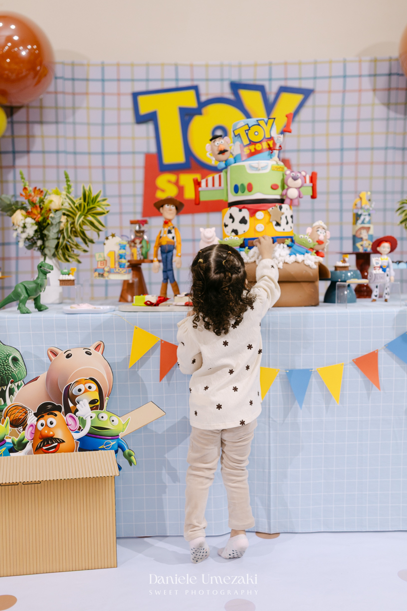 Fotografia de aniversário infantil no Buffet Vira Sapeka em Mogi das Cruzes. O José comemorou seu primeiro aninho com uma linda festa Toy Story, decoração da Jaque Decor e momentos cheios de amor registrados por Dani Umezaki.