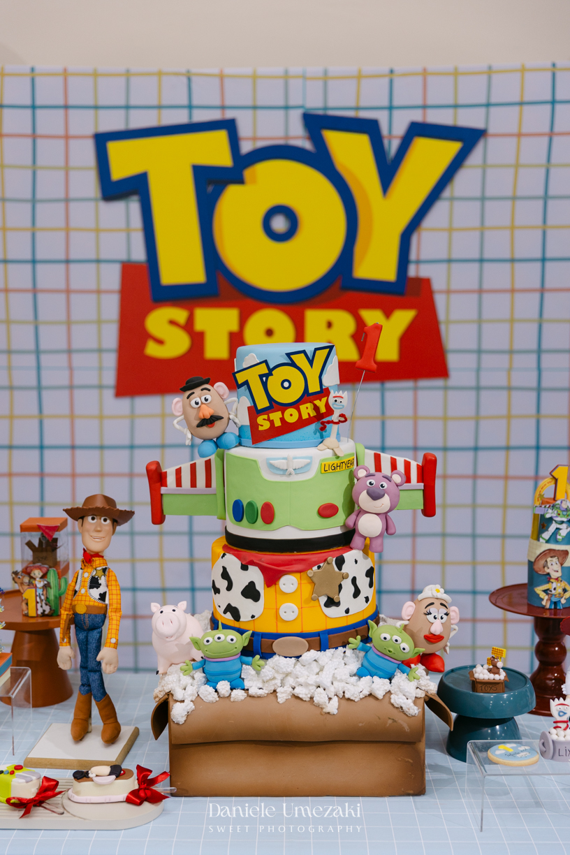 Fotografia de aniversário infantil no Buffet Vira Sapeka em Mogi das Cruzes. O José comemorou seu primeiro aninho com uma linda festa Toy Story, decoração da Jaque Decor e momentos cheios de amor registrados por Dani Umezaki.