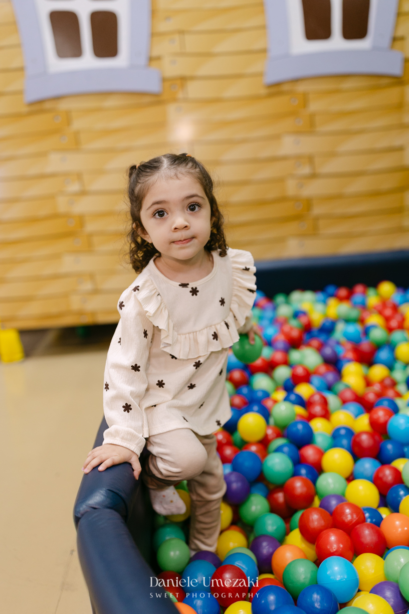 Fotografia de aniversário infantil no Buffet Vira Sapeka em Mogi das Cruzes. O José comemorou seu primeiro aninho com uma linda festa Toy Story, decoração da Jaque Decor e momentos cheios de amor registrados por Dani Umezaki.