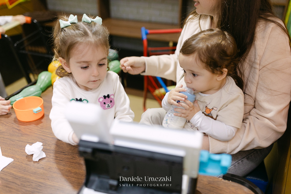 Fotografia de aniversário infantil no Buffet Vira Sapeka em Mogi das Cruzes. O José comemorou seu primeiro aninho com uma linda festa Toy Story, decoração da Jaque Decor e momentos cheios de amor registrados por Dani Umezaki.