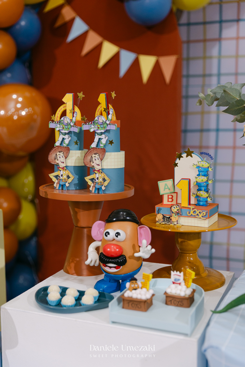 Fotografia de aniversário infantil no Buffet Vira Sapeka em Mogi das Cruzes. O José comemorou seu primeiro aninho com uma linda festa Toy Story, decoração da Jaque Decor e momentos cheios de amor registrados por Dani Umezaki.