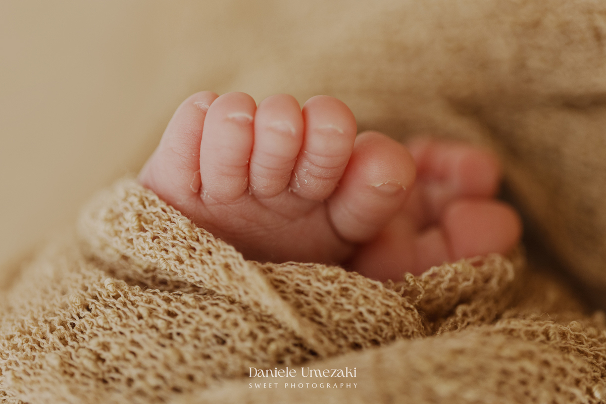 Ensaio newborn em Mogi das Cruzes realizado no estúdio da Dani Umezaki. O Pedro foi fotografado em um ensaio newborn natural, leve e atemporal, preservando com delicadeza os primeiros dias de vida e o amor que envolve essa fase única