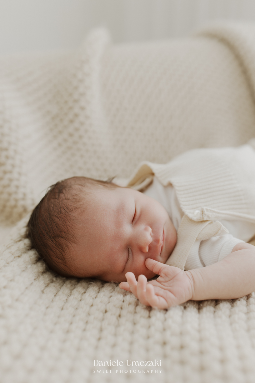 Ensaio newborn em Mogi das Cruzes realizado no estúdio da Dani Umezaki. O Pedro foi fotografado em um ensaio newborn natural, leve e atemporal, preservando com delicadeza os primeiros dias de vida e o amor que envolve essa fase única