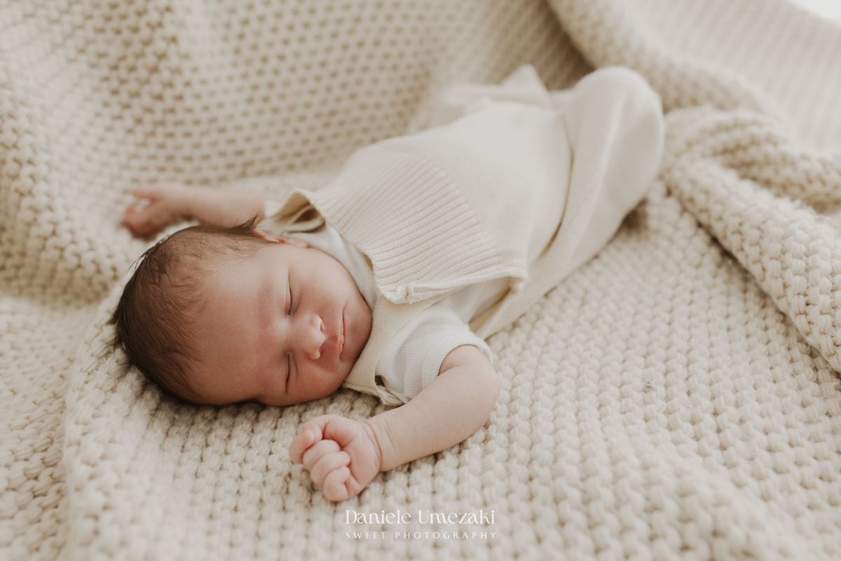 Ensaio newborn em Mogi das Cruzes realizado no estúdio da Dani Umezaki. O Pedro foi fotografado em um ensaio newborn natural, leve e atemporal, preservando com delicadeza os primeiros dias de vida e o amor que envolve essa fase única