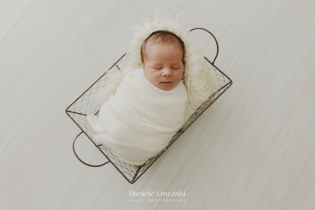 Ensaio newborn em Mogi das Cruzes realizado no estúdio da Dani Umezaki. O Pedro foi fotografado em um ensaio newborn natural, leve e atemporal, preservando com delicadeza os primeiros dias de vida e o amor que envolve essa fase única