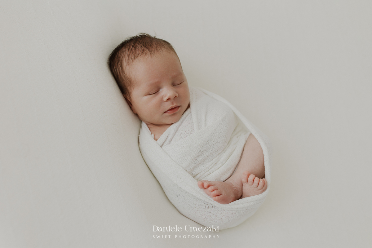 Ensaio newborn em Mogi das Cruzes realizado no estúdio da Dani Umezaki. O Pedro foi fotografado em um ensaio newborn natural, leve e atemporal, preservando com delicadeza os primeiros dias de vida e o amor que envolve essa fase única