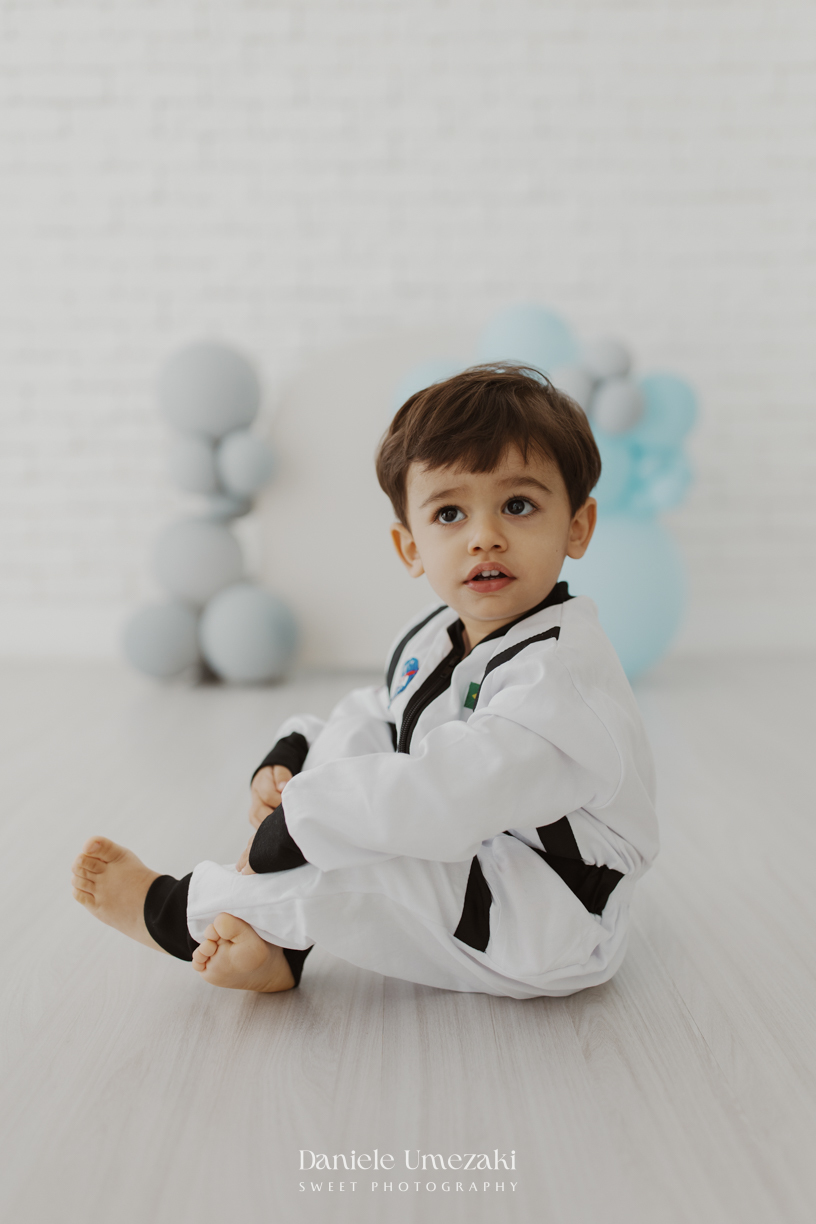 Benício durante ensaio infantil de 2 anos com tema Astronauta realizado em estúdio em Mogi das Cruzes, fotografado por Dani Umezaki.