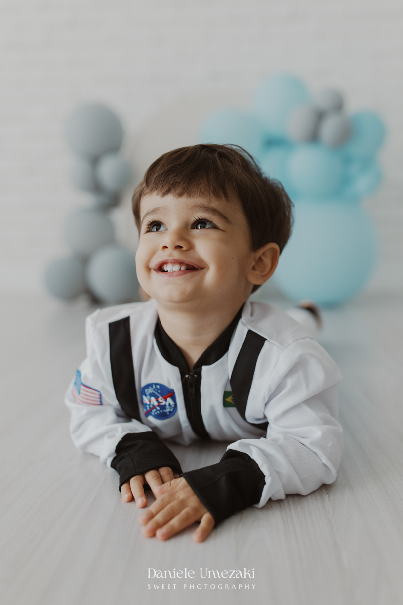 Benício durante ensaio infantil de 2 anos com tema Astronauta realizado em estúdio em Mogi das Cruzes, fotografado por Dani Umezaki.