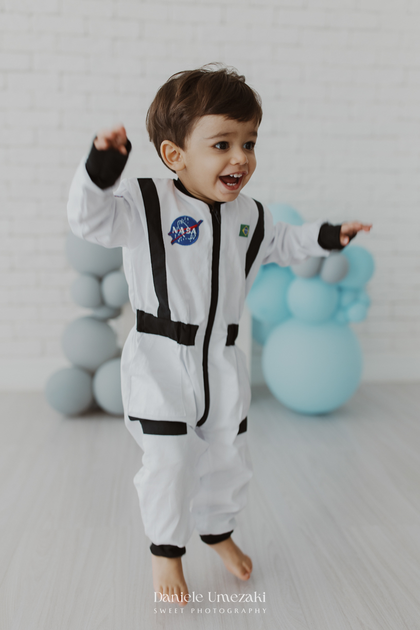 Benício durante ensaio infantil de 2 anos com tema Astronauta realizado em estúdio em Mogi das Cruzes, fotografado por Dani Umezaki.