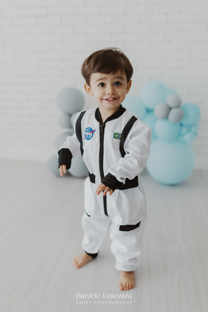Benício durante ensaio infantil de 2 anos com tema Astronauta realizado em estúdio em Mogi das Cruzes, fotografado por Dani Umezaki.