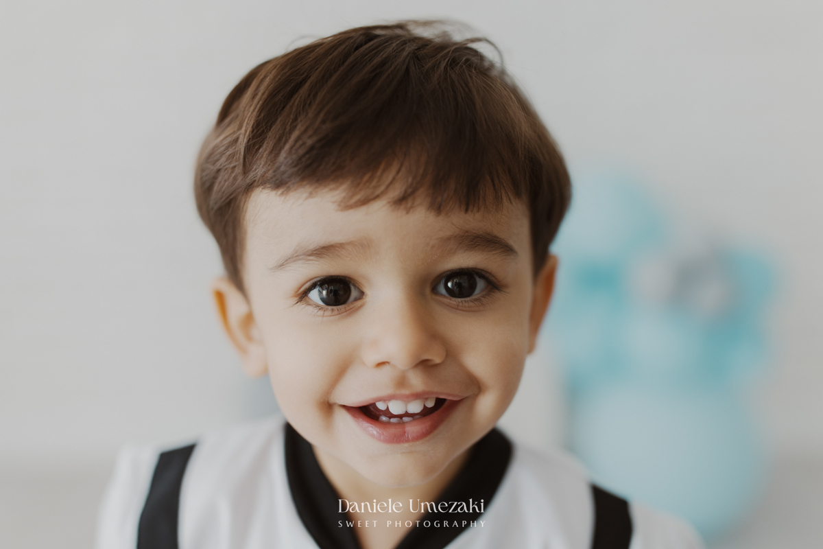 Benício durante ensaio infantil de 2 anos com tema Astronauta realizado em estúdio em Mogi das Cruzes, fotografado por Dani Umezaki.