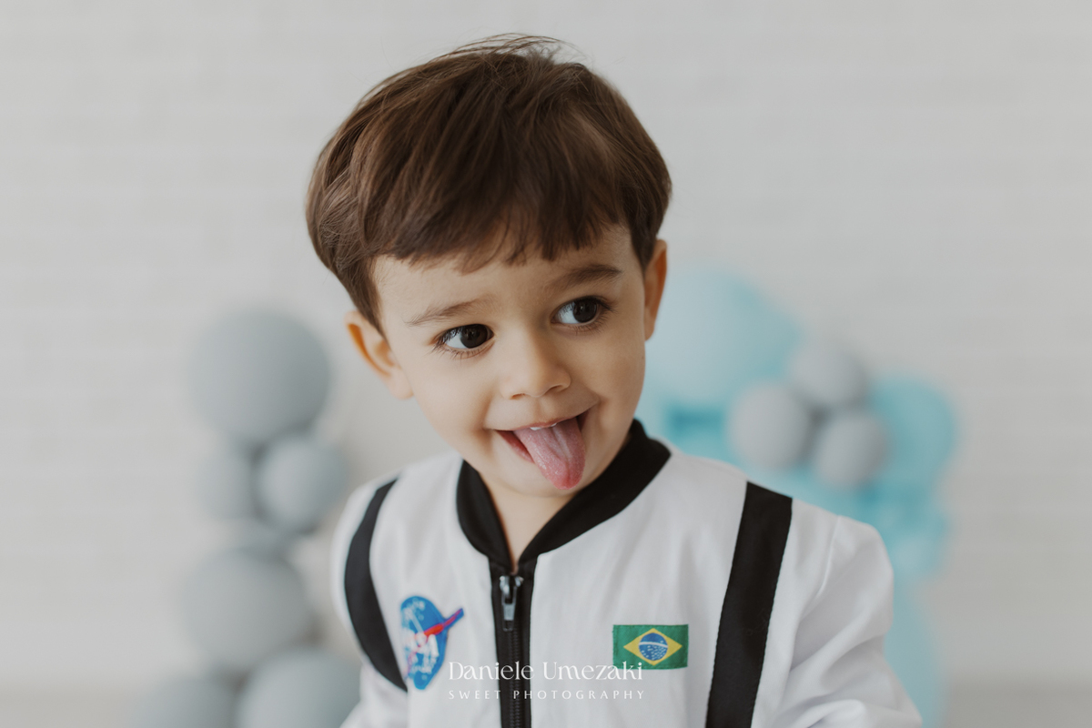 Benício durante ensaio infantil de 2 anos com tema Astronauta realizado em estúdio em Mogi das Cruzes, fotografado por Dani Umezaki.