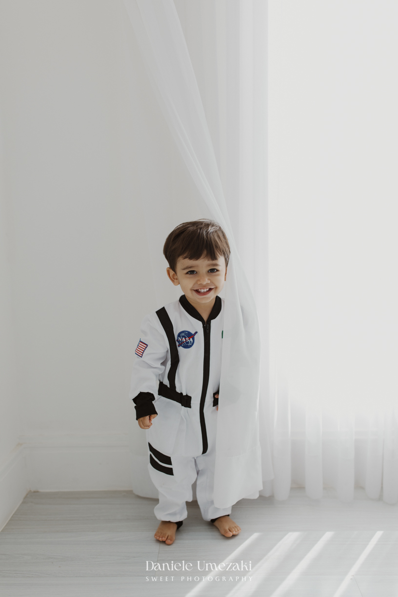 Benício durante ensaio infantil de 2 anos com tema Astronauta realizado em estúdio em Mogi das Cruzes, fotografado por Dani Umezaki.