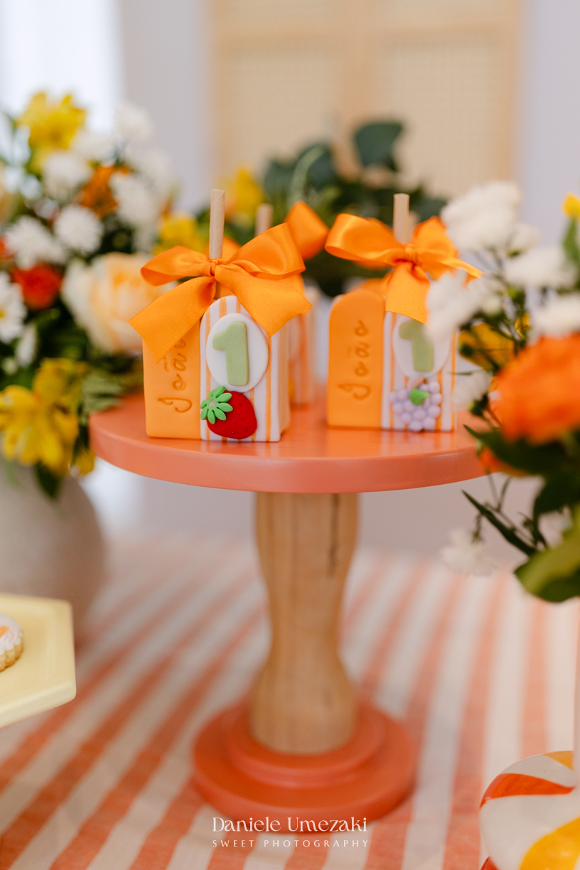 João comemorando seu aniversário de 1 ano com tema de frutas em festa realizada no salão do condomínio, com decoração da Cerejeira Decora e fotografia de Dani Umezaki.