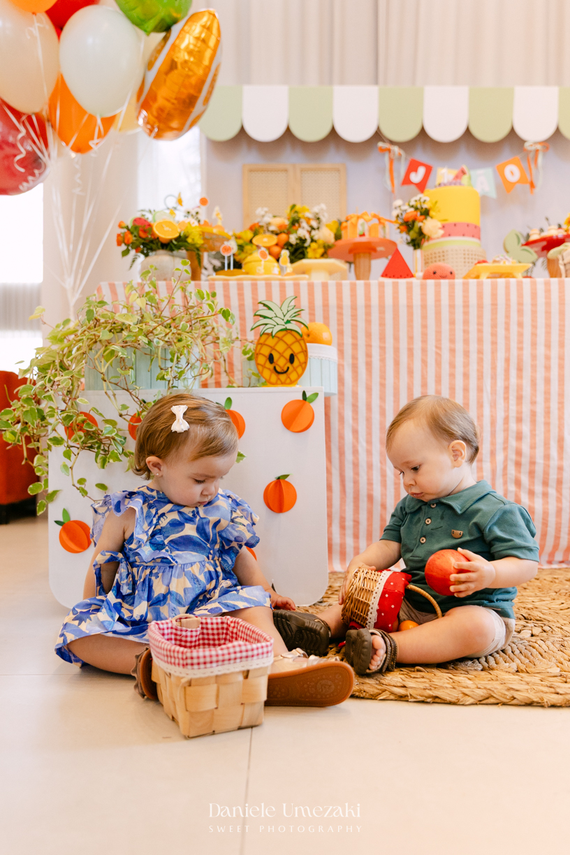 João comemorando seu aniversário de 1 ano com tema de frutas em festa realizada no salão do condomínio, com decoração da Cerejeira Decora e fotografia de Dani Umezaki.