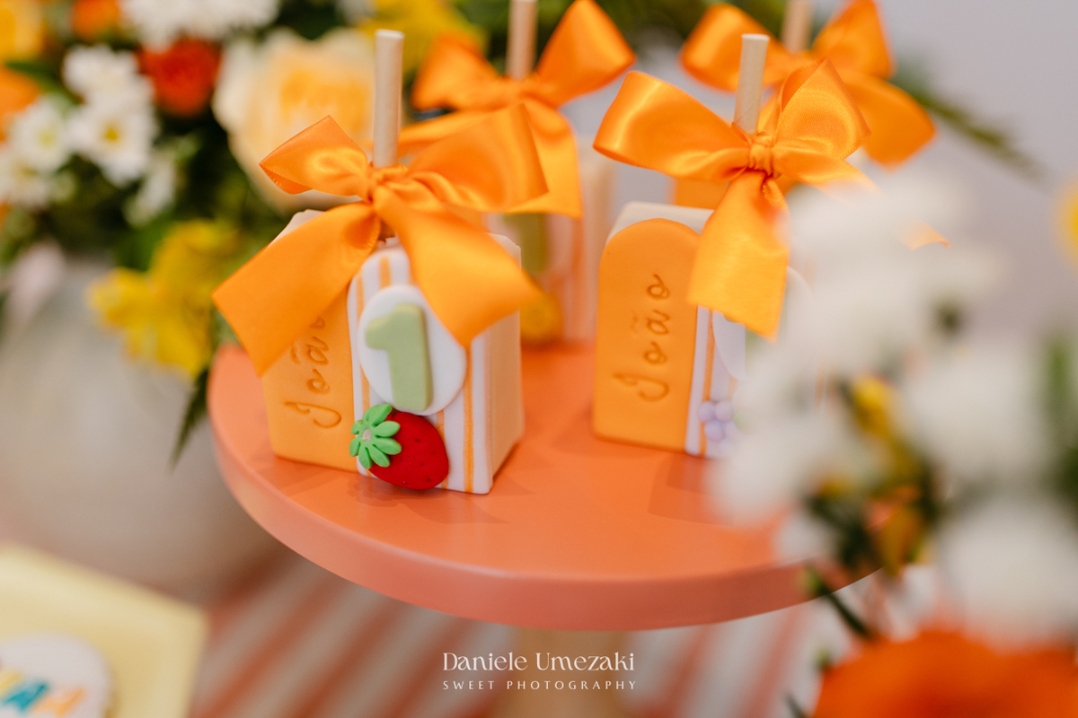 João comemorando seu aniversário de 1 ano com tema de frutas em festa realizada no salão do condomínio, com decoração da Cerejeira Decora e fotografia de Dani Umezaki.