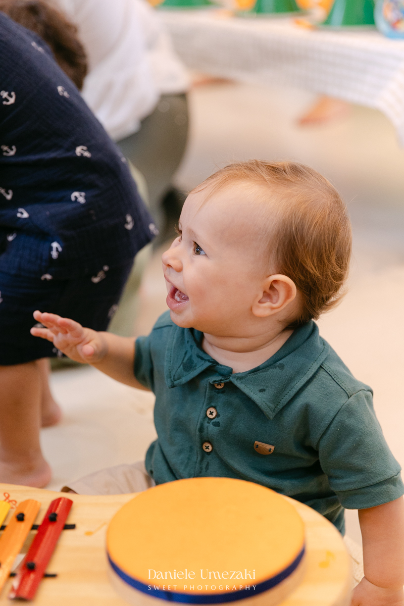 João comemorando seu aniversário de 1 ano com tema de frutas em festa realizada no salão do condomínio, com decoração da Cerejeira Decora e fotografia de Dani Umezaki.