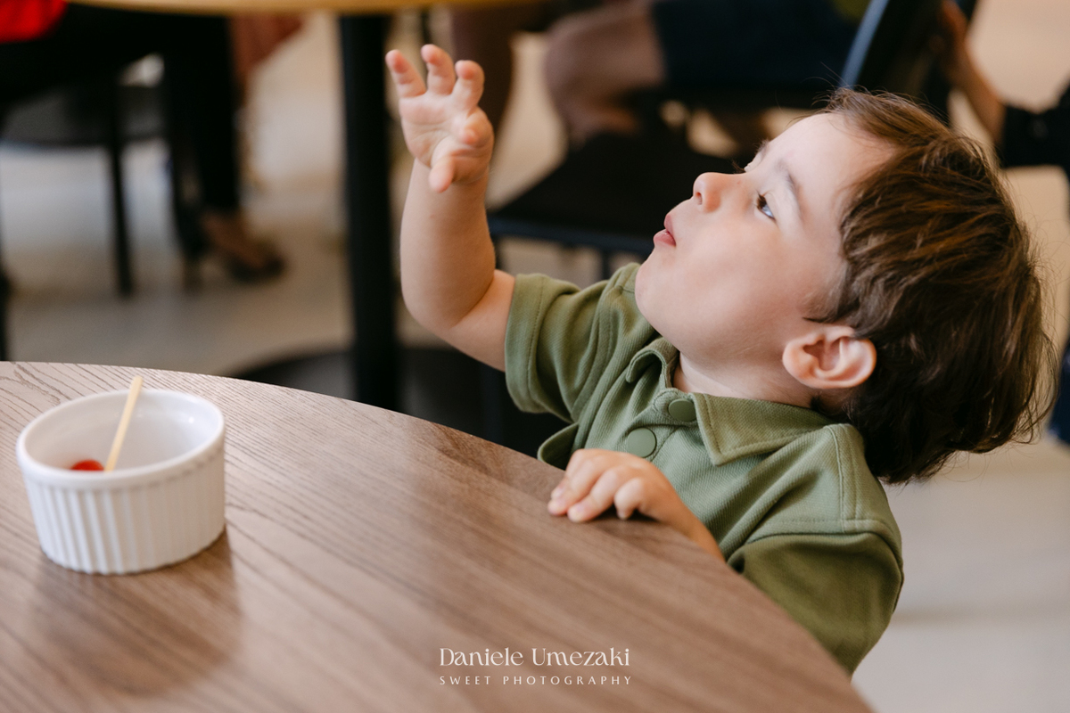 João comemorando seu aniversário de 1 ano com tema de frutas em festa realizada no salão do condomínio, com decoração da Cerejeira Decora e fotografia de Dani Umezaki.