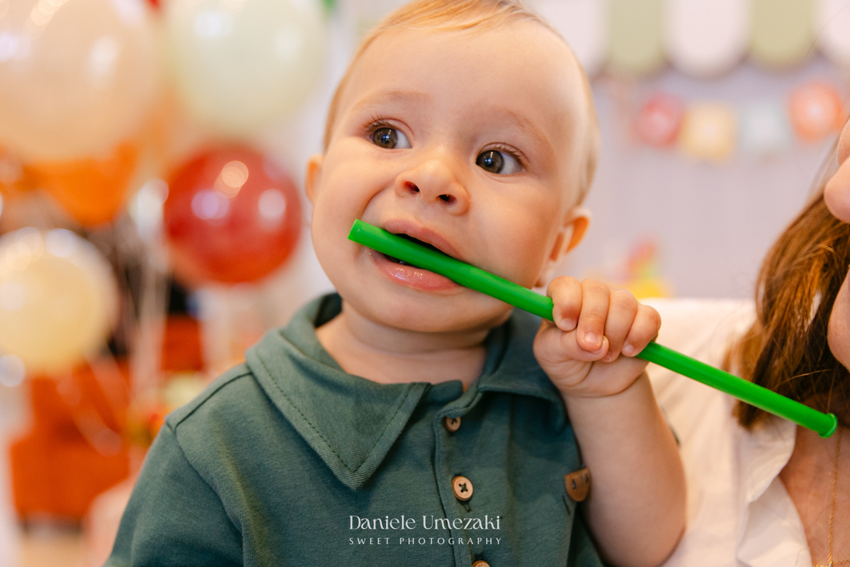 João comemorando seu aniversário de 1 ano com tema de frutas em festa realizada no salão do condomínio, com decoração da Cerejeira Decora e fotografia de Dani Umezaki.