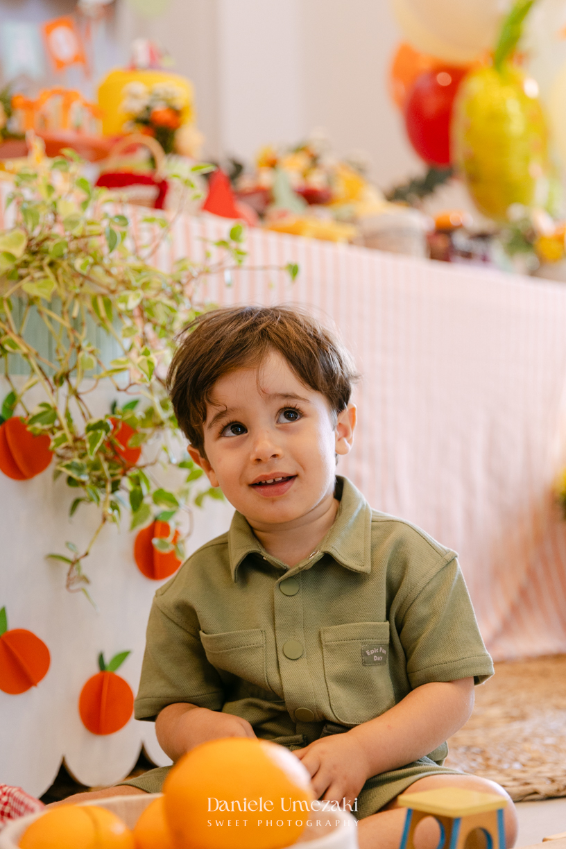João comemorando seu aniversário de 1 ano com tema de frutas em festa realizada no salão do condomínio, com decoração da Cerejeira Decora e fotografia de Dani Umezaki.