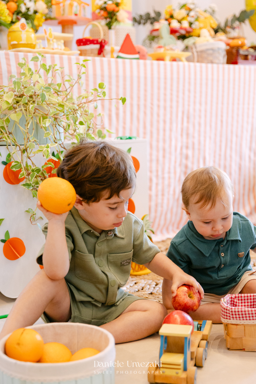 João comemorando seu aniversário de 1 ano com tema de frutas em festa realizada no salão do condomínio, com decoração da Cerejeira Decora e fotografia de Dani Umezaki.