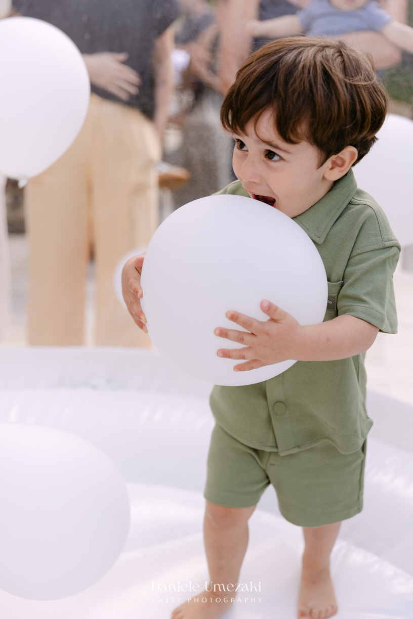 João comemorando seu aniversário de 1 ano com tema de frutas em festa realizada no salão do condomínio, com decoração da Cerejeira Decora e fotografia de Dani Umezaki.