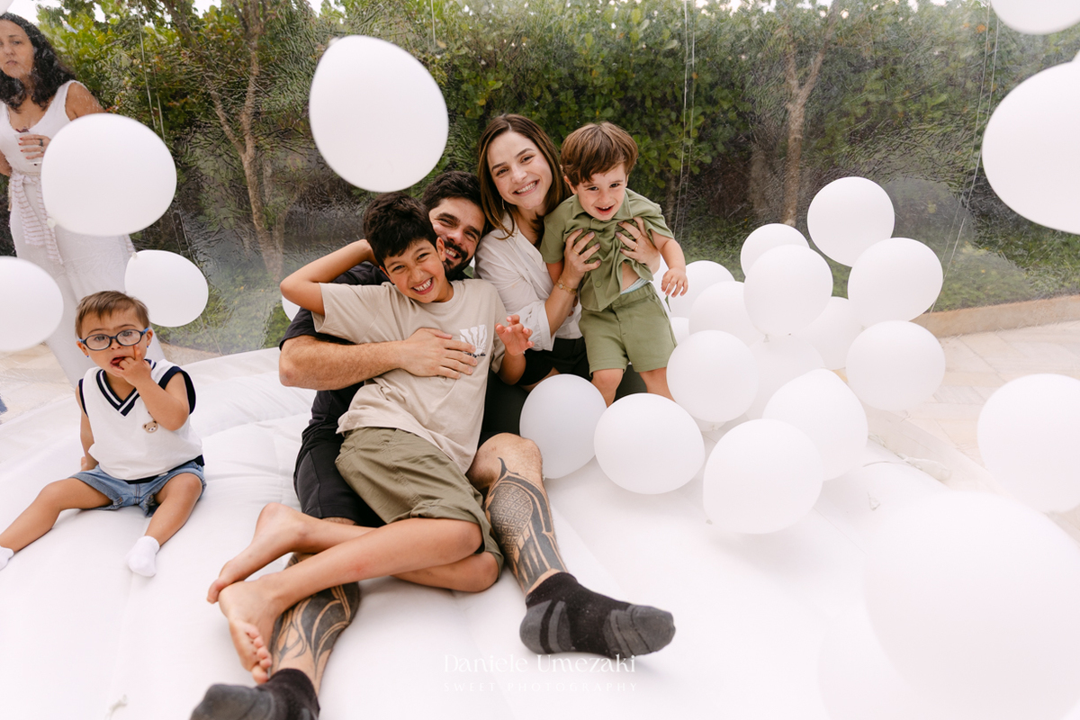 João comemorando seu aniversário de 1 ano com tema de frutas em festa realizada no salão do condomínio, com decoração da Cerejeira Decora e fotografia de Dani Umezaki.