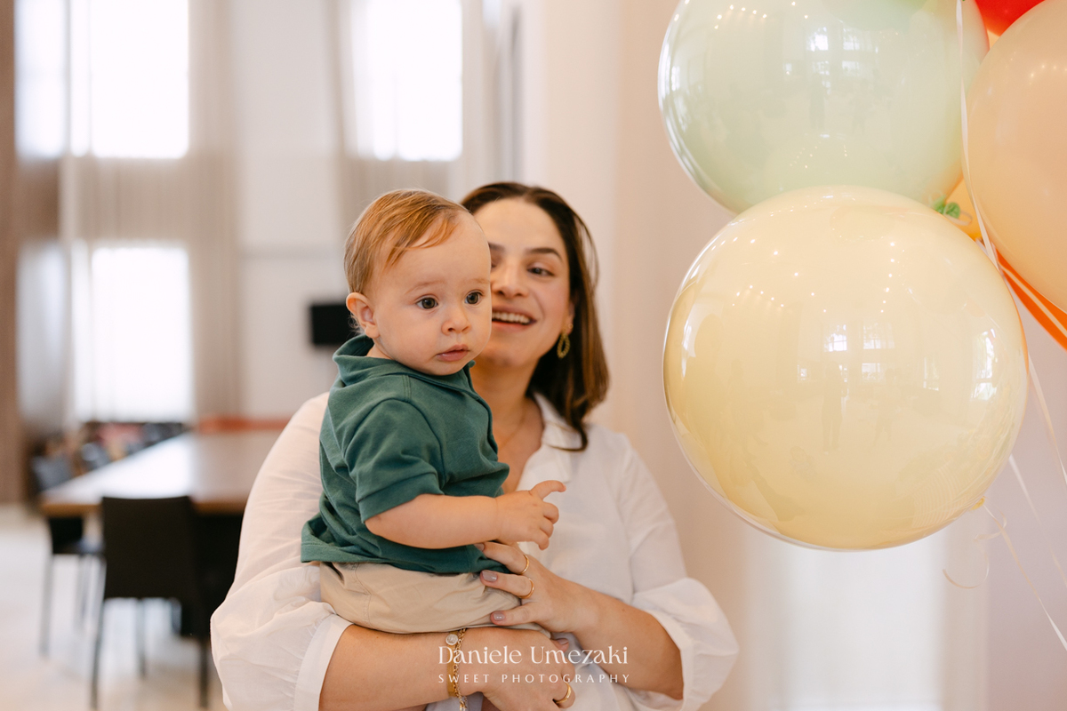 João comemorando seu aniversário de 1 ano com tema de frutas em festa realizada no salão do condomínio, com decoração da Cerejeira Decora e fotografia de Dani Umezaki.