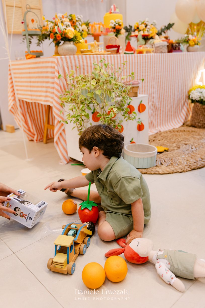 João comemorando seu aniversário de 1 ano com tema de frutas em festa realizada no salão do condomínio, com decoração da Cerejeira Decora e fotografia de Dani Umezaki.