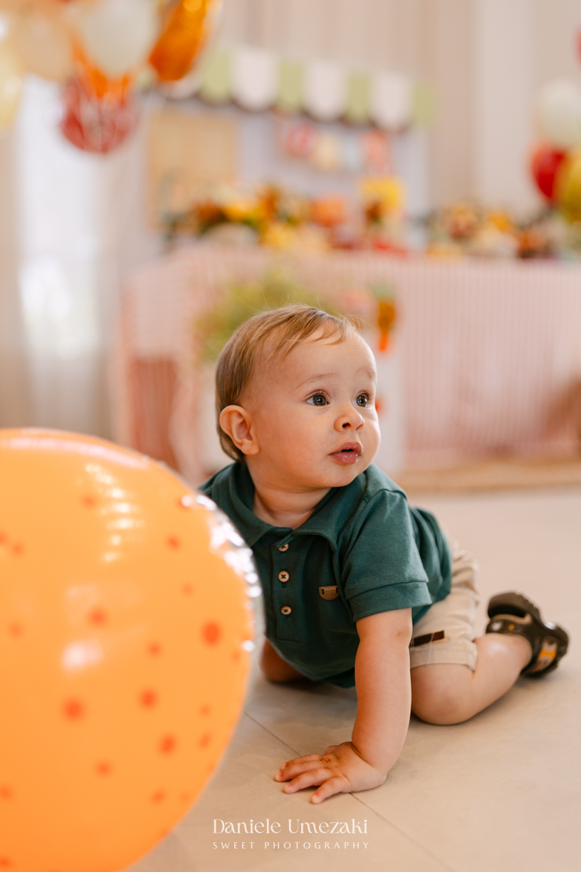 João comemorando seu aniversário de 1 ano com tema de frutas em festa realizada no salão do condomínio, com decoração da Cerejeira Decora e fotografia de Dani Umezaki.