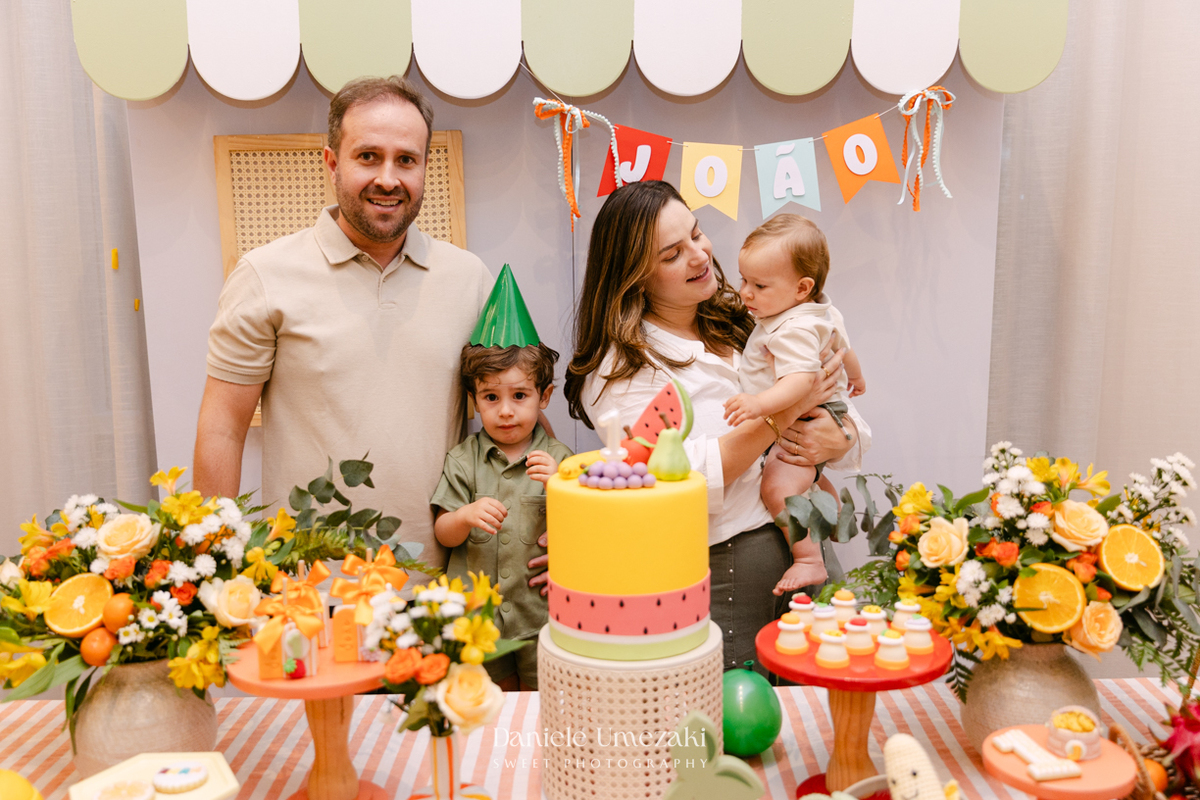 João comemorando seu aniversário de 1 ano com tema de frutas em festa realizada no salão do condomínio, com decoração da Cerejeira Decora e fotografia de Dani Umezaki.