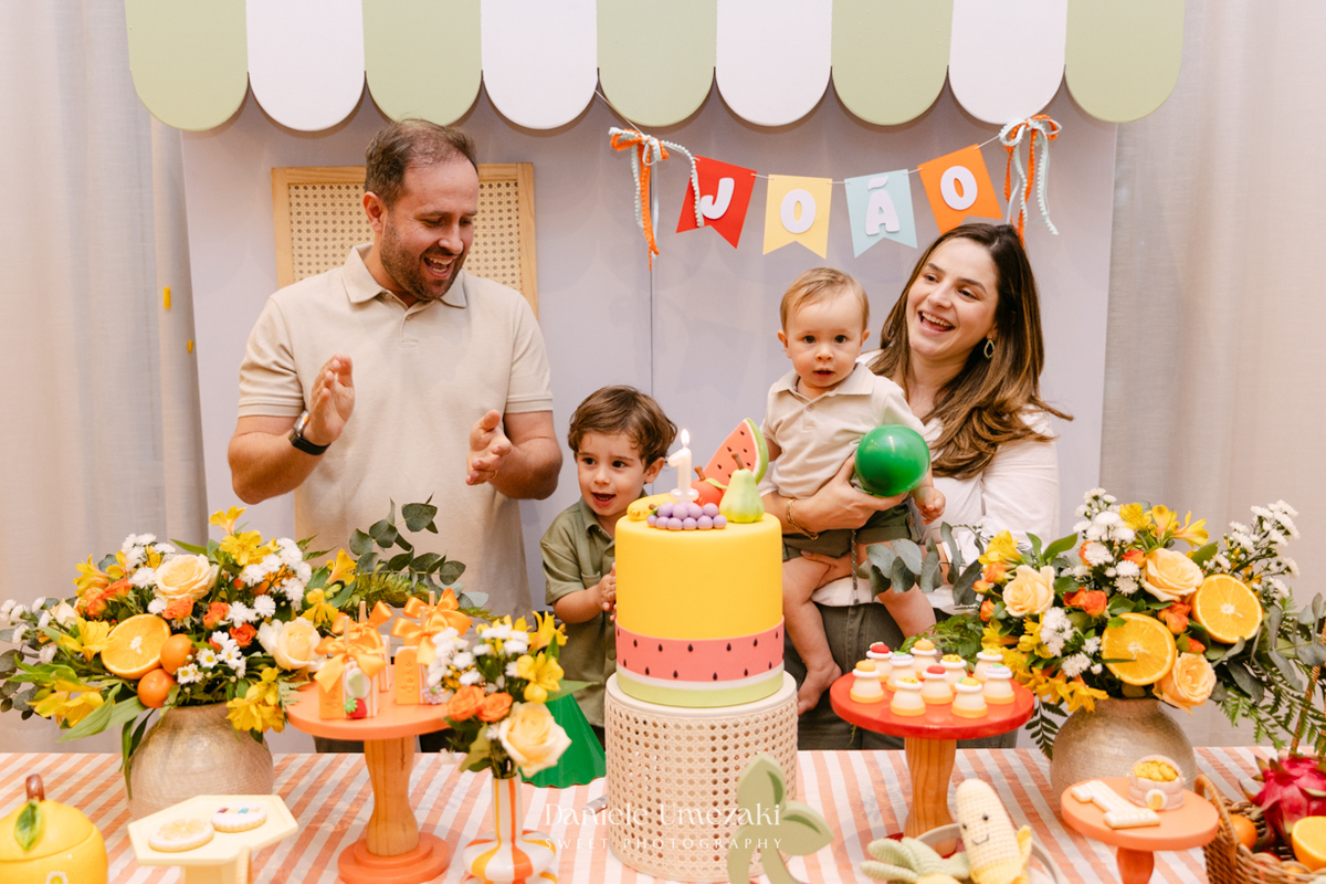 João comemorando seu aniversário de 1 ano com tema de frutas em festa realizada no salão do condomínio, com decoração da Cerejeira Decora e fotografia de Dani Umezaki.