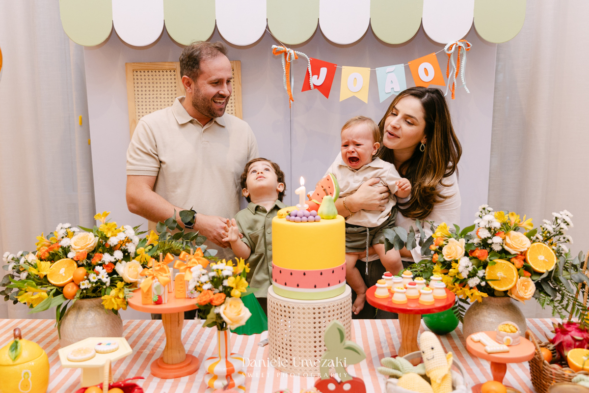 João comemorando seu aniversário de 1 ano com tema de frutas em festa realizada no salão do condomínio, com decoração da Cerejeira Decora e fotografia de Dani Umezaki.