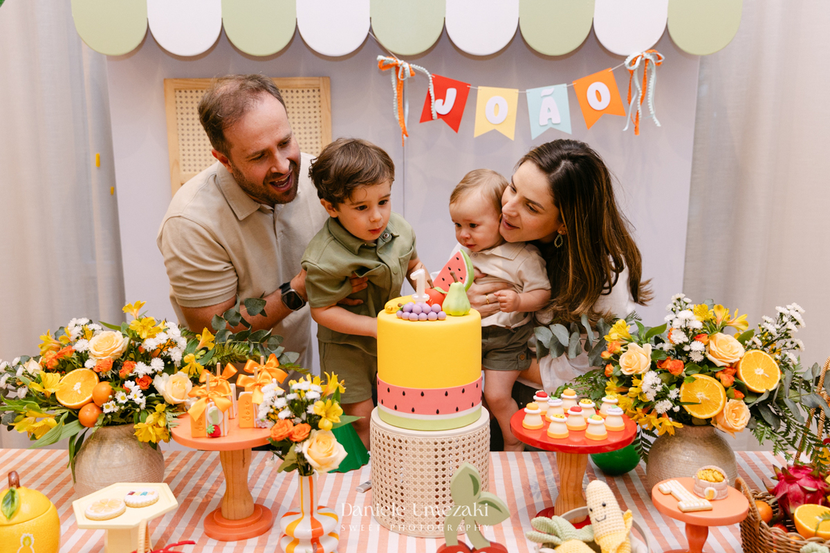 João comemorando seu aniversário de 1 ano com tema de frutas em festa realizada no salão do condomínio, com decoração da Cerejeira Decora e fotografia de Dani Umezaki.