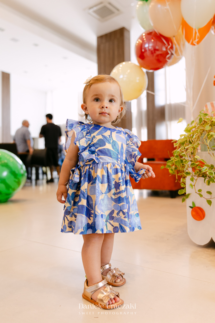 João comemorando seu aniversário de 1 ano com tema de frutas em festa realizada no salão do condomínio, com decoração da Cerejeira Decora e fotografia de Dani Umezaki.