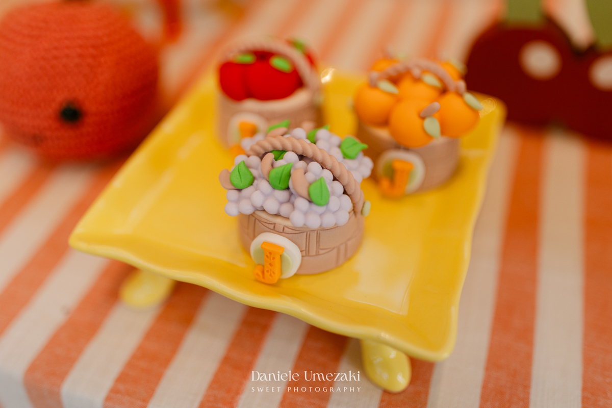 João comemorando seu aniversário de 1 ano com tema de frutas em festa realizada no salão do condomínio, com decoração da Cerejeira Decora e fotografia de Dani Umezaki.