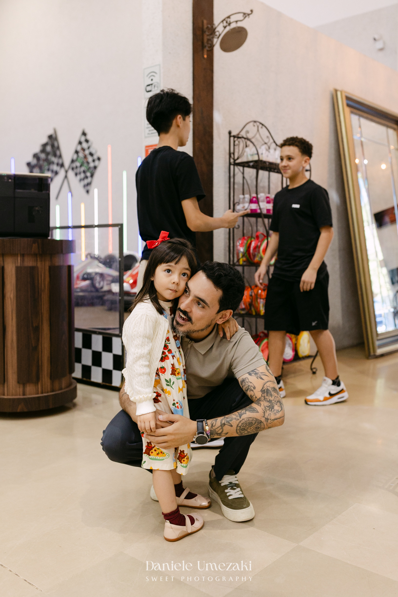 Maya sorrindo em frente à decoração de feira criada pela Panda Pink durante seu aniversário de 4 anos no Buffet Santa Arruaça, em Arujá.